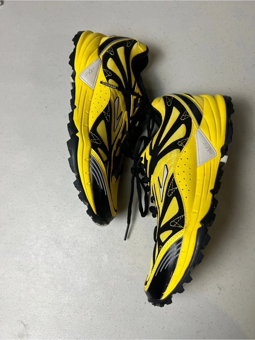 BROOKS CASCADIA YELLOW_BLACK_MOONBEAM